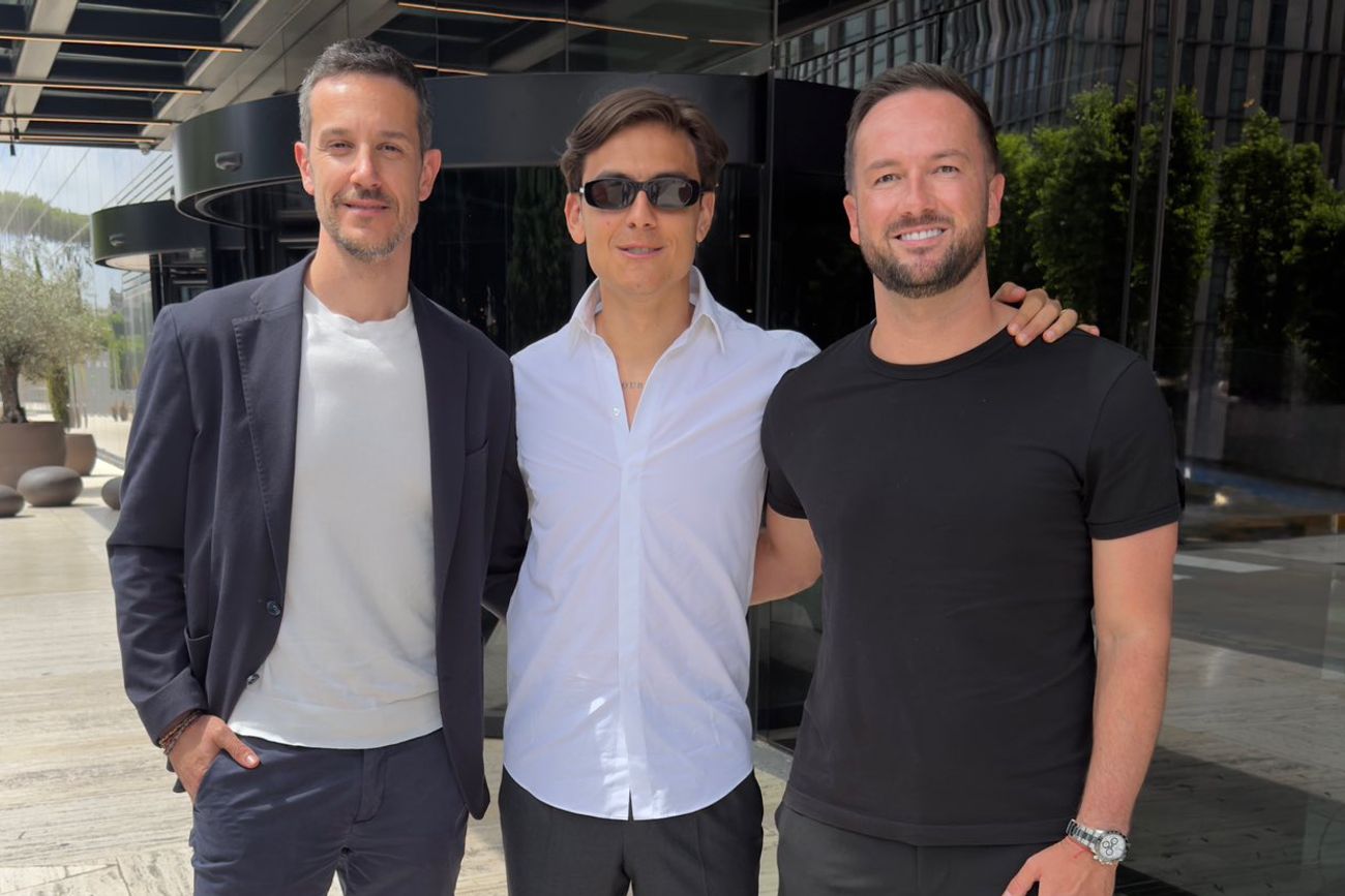 Dybala con sus nuevos representantes. 