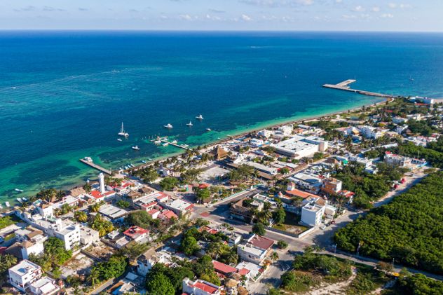 Puerto Morelos conserva el encanto de un antiguo pueblo pesquero, con hoteles boutique, cenotes y acceso directo al Sistema Arrecifal Mesoamericano.