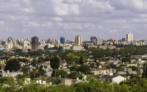 El derecho a la ciudad comprende el acceso a una vivienda adecuada,
a los servicios básicos, infraestructura, educación, cultura, trabajo y participación política.