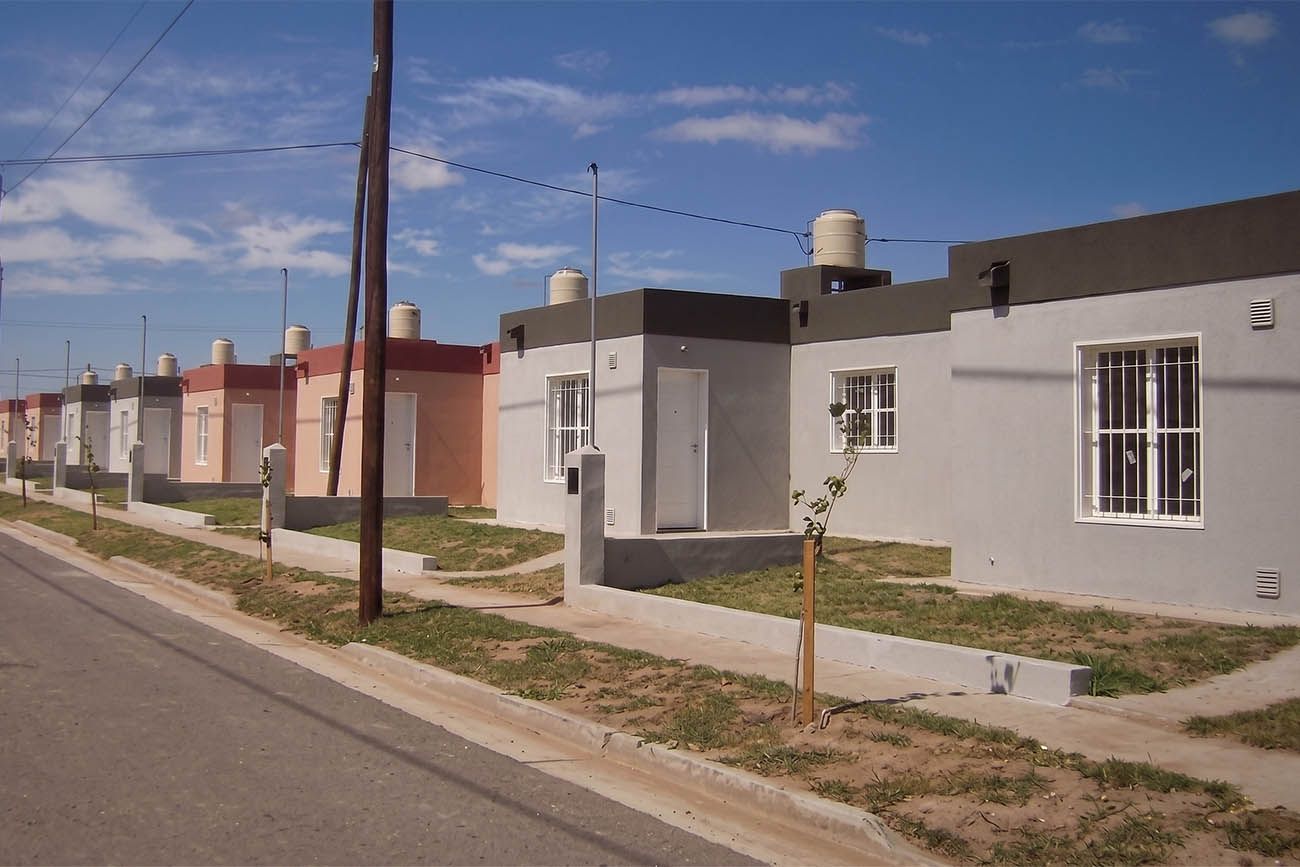 Desde 2002, la ONG Hábitat para la Humanidad Argentina ha trabajado en diferentes regiones del país junto a más de 10 mil personas que participaron activamente en la solución de sus limitaciones de vivienda.
