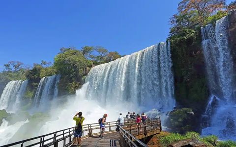 Las imponentes Cataratas del Iguazú, reconocidas entre las siete maravillas naturales del mundo, ofrecen experiencias para todos los perfiles de viajeros.