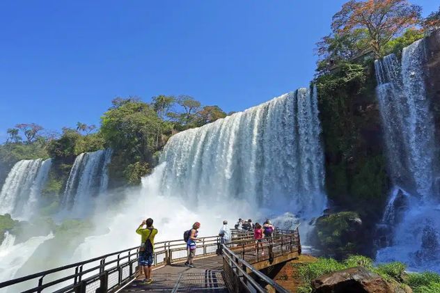 Las imponentes Cataratas del Iguazú, reconocidas entre las siete maravillas naturales del mundo, ofrecen experiencias para todos los perfiles de viajeros. 