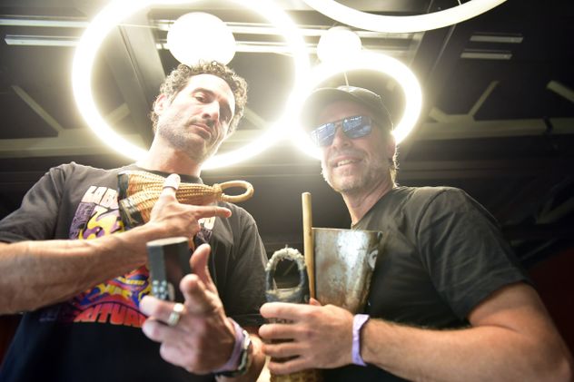 Mario Gusso y Luciano Larocca, integrantes de La Bomba de Tiempo, en el ciclo Micro Abierto. (Nicolás Bravo / La Voz)