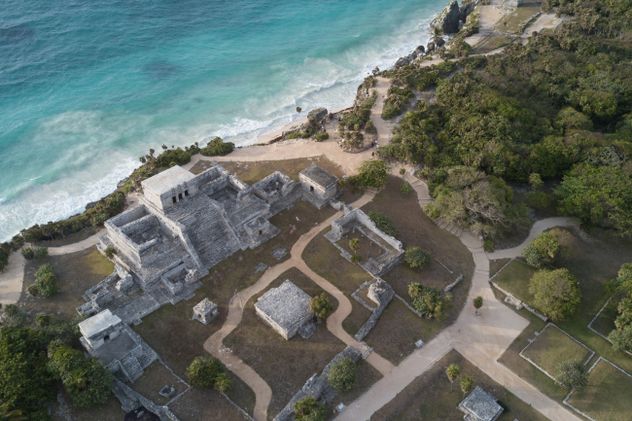 Tulum combina arqueología, hoteles boutique, gastronomía y experiencias de bienestar frente al Caribe.