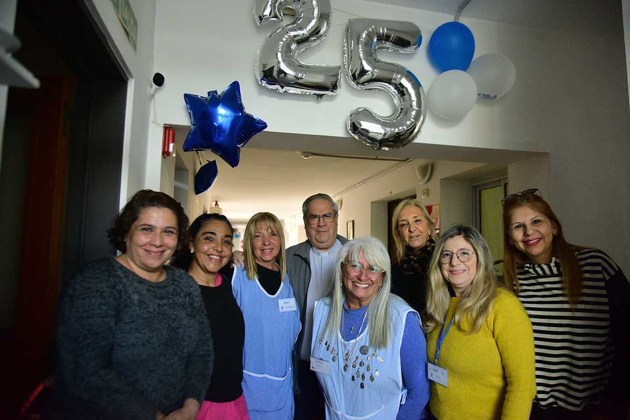 El arzobispo Ágel Rossi y voluntarias de La Casa de la Bondad en el festejo de su 25° aniversario.