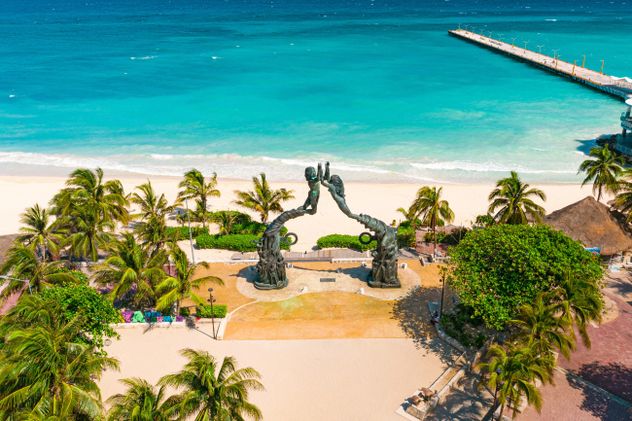 Playa del Carmen mezcla playas, gastronomía y vida nocturna en uno de los puntos más dinámicos de la Riviera Maya.