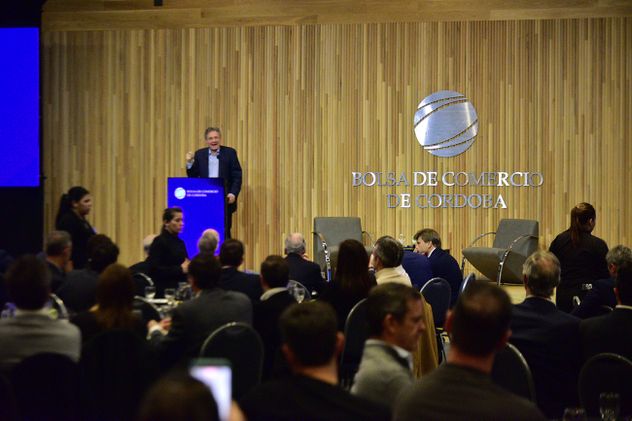 José Luis Daza participa de un nuevo ciclo de coyuntura en la Bolsa de Comercio de Córdoba.