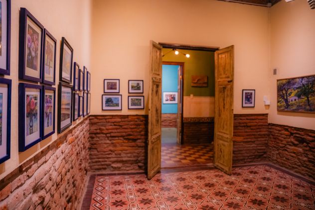 La sala amarilla de Naranjo y Laurel.