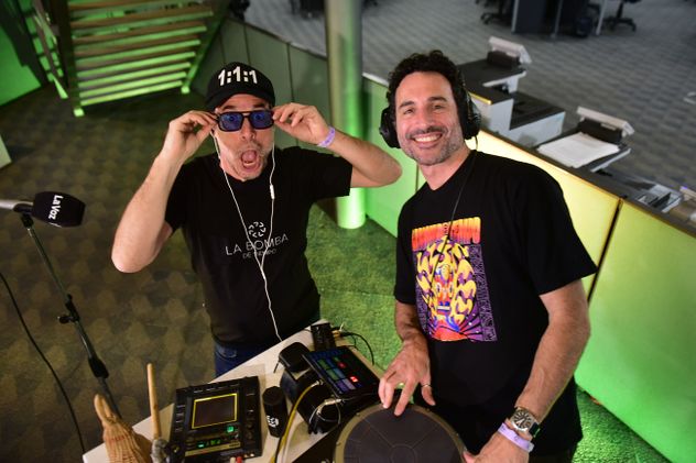 Mario Gusso y Luciano Larocca, integrantes de La Bomba de Tiempo, en el ciclo Micro Abierto. (Nicolás Bravo / La Voz)