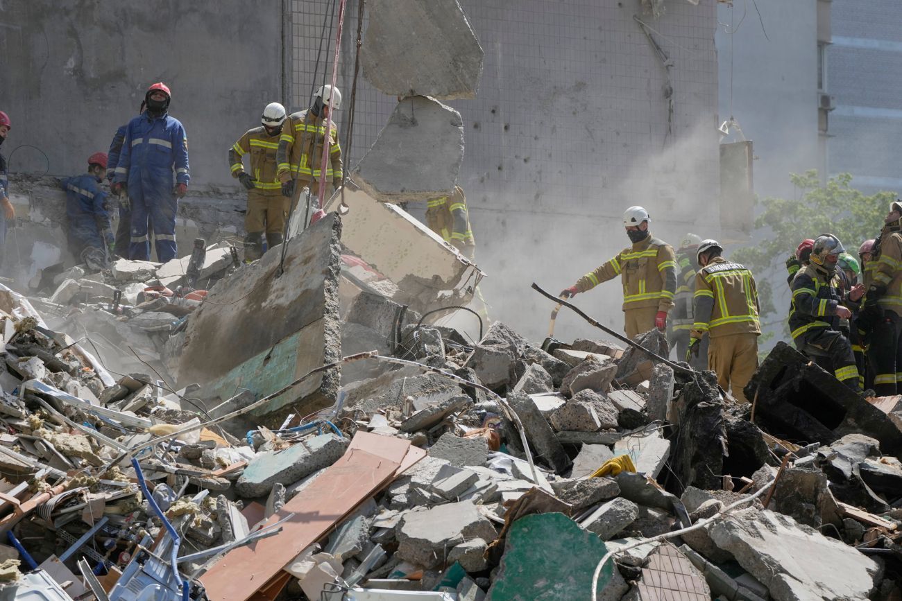 Rusia lanzó uno de los mayores ataques sobre Ucrania desde 2022: hay al menos 12 muertos. (AP)