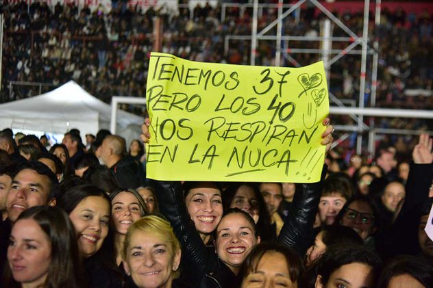 Fans en el show de Ricardo Arjona en la cancha de Instituto. 