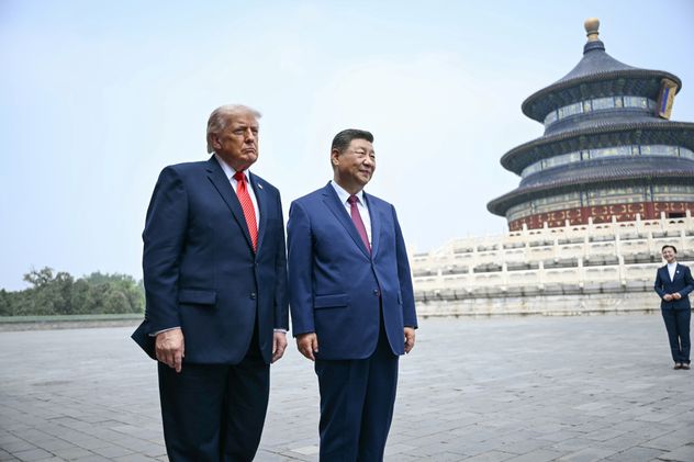 El presidente de China, Xi Jinping, a la derecha, y el presidente de EE.UU., Donald Trump, visitan el Templo del Cielo en Beijing el 14 de mayo de 2026. (Brendan Smialowski)