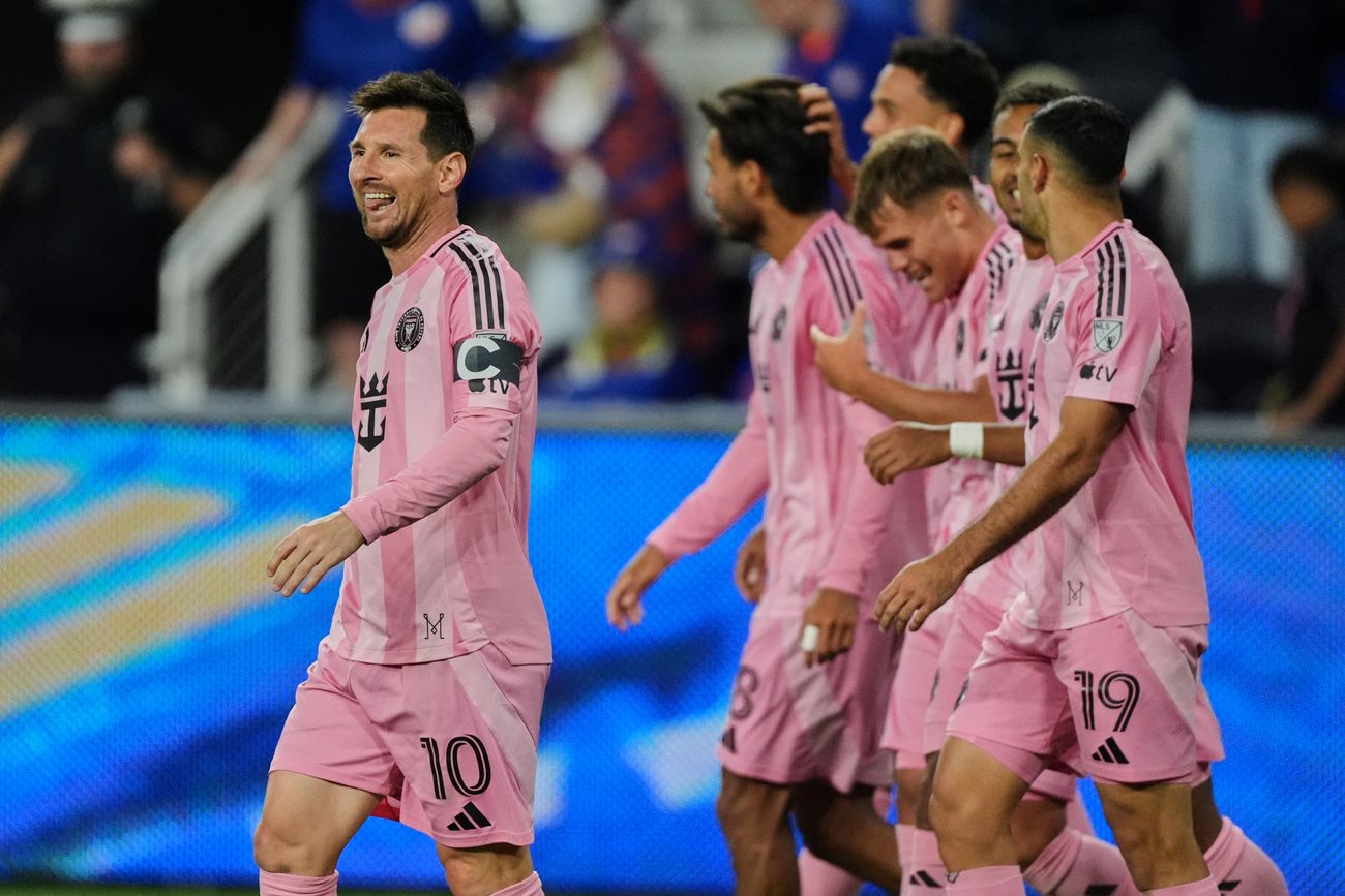 Messi no hizo un triplete, si no un doblete.