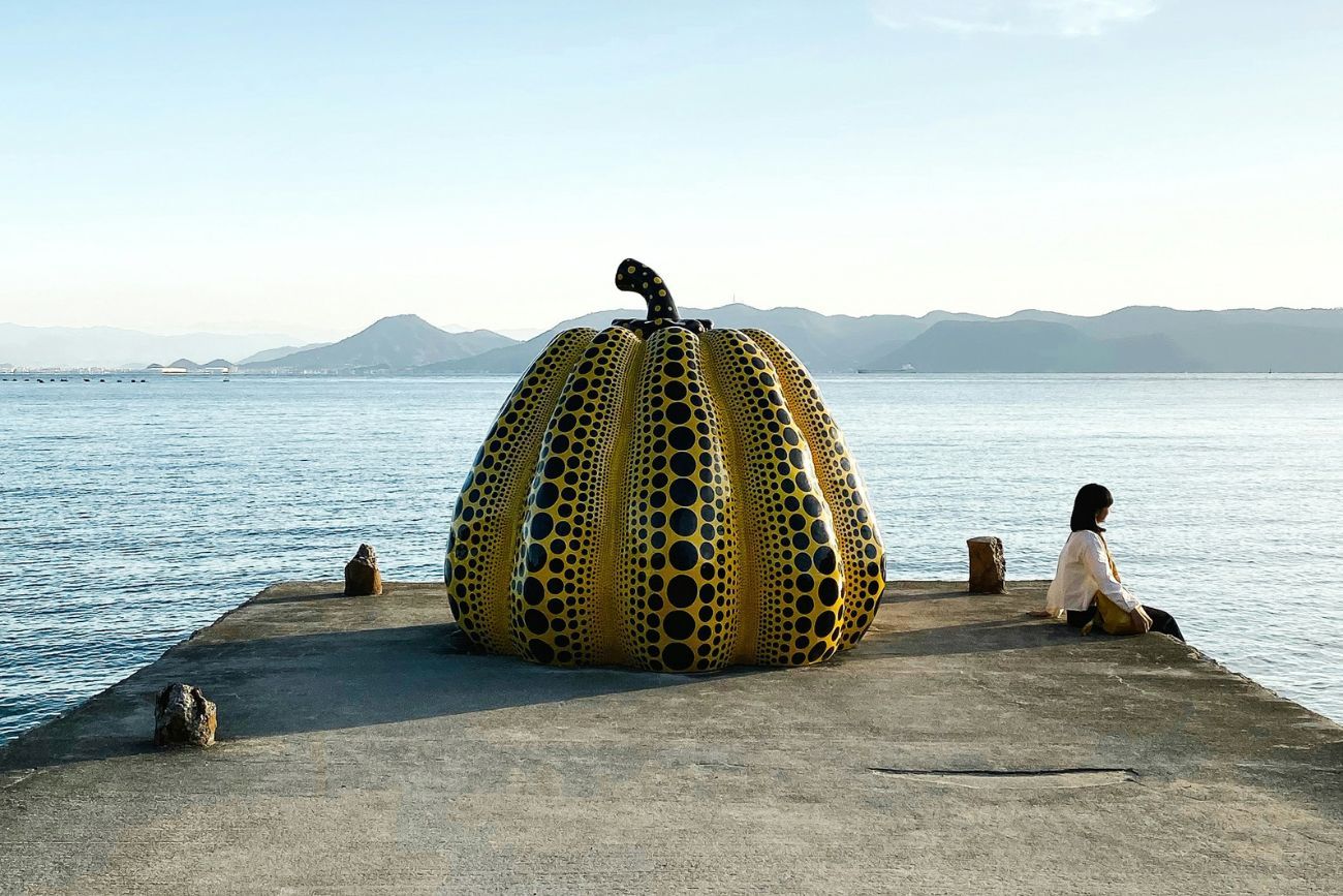 Al recorrer la isla, es imposible no toparse con la famosa "Calabaza" amarilla de Yayoi Kusama, que se ha convertido en un símbolo del lugar.