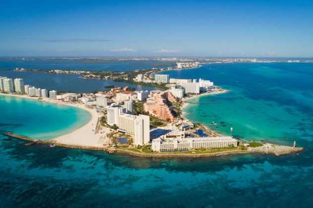 Cancún combina playas icónicas, hoteles para todos los estilos de viaje y una de las mejores conexiones aéreas del Caribe.