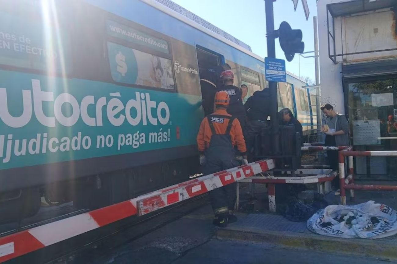 Un hombre de 76 años fue atropellado por el tren Sarmiento en Flores y quedó herido. (Gentileza Infobae)