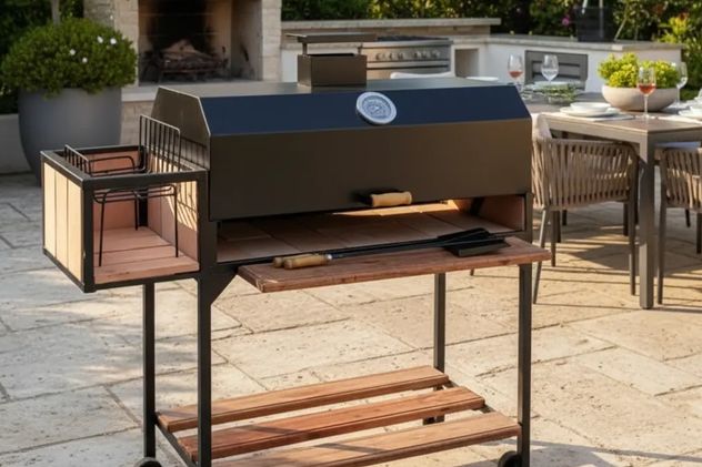 La parrilla portátil es el complemento ideal para cumplir con el ritual del asado antes del inicio del partido.