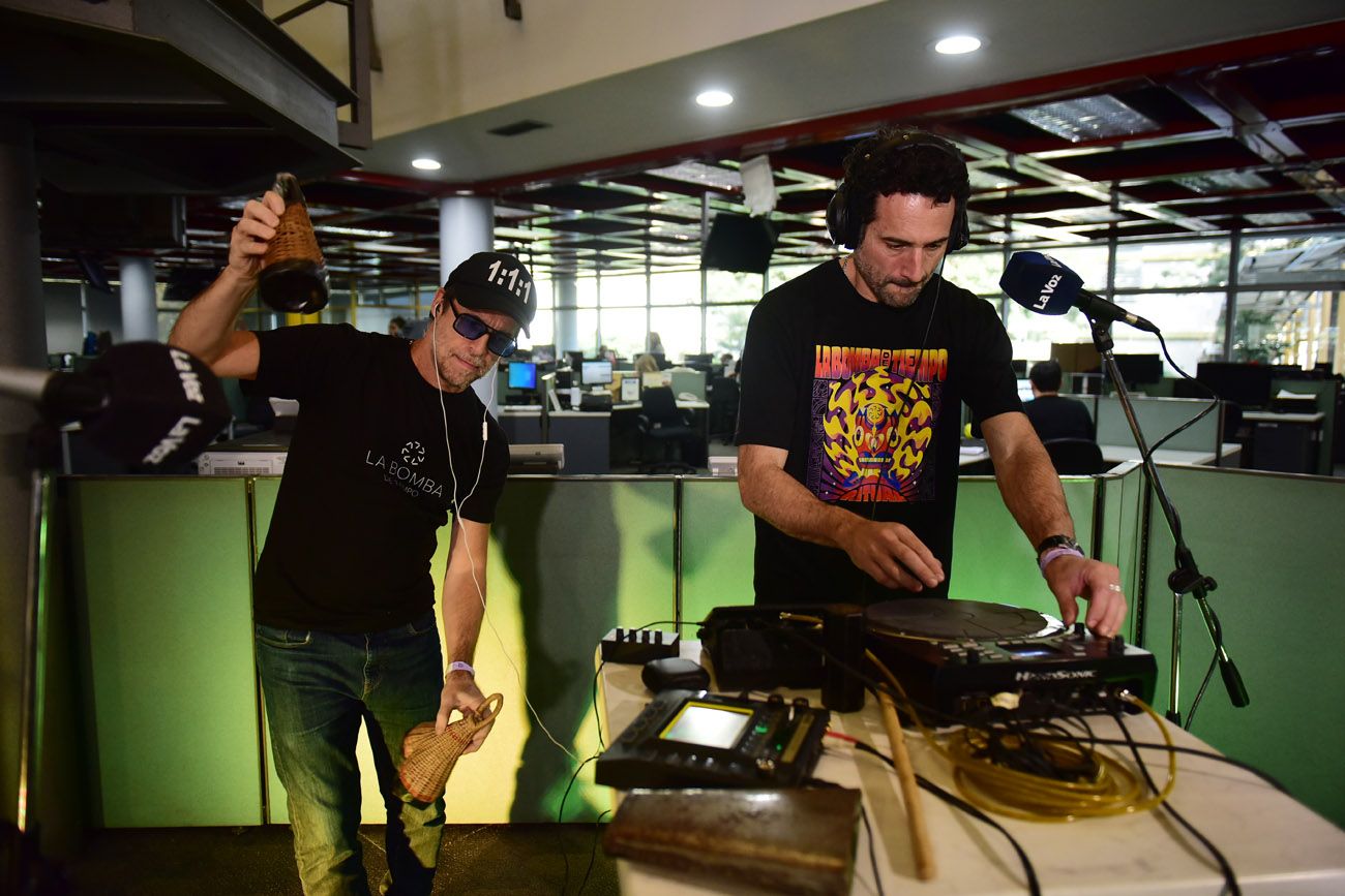 Mario Gusso y Luciano Larocca, integrantes de La Bomba de Tiempo, en el ciclo Micro Abierto.  (Nicolás Bravo / La Voz)