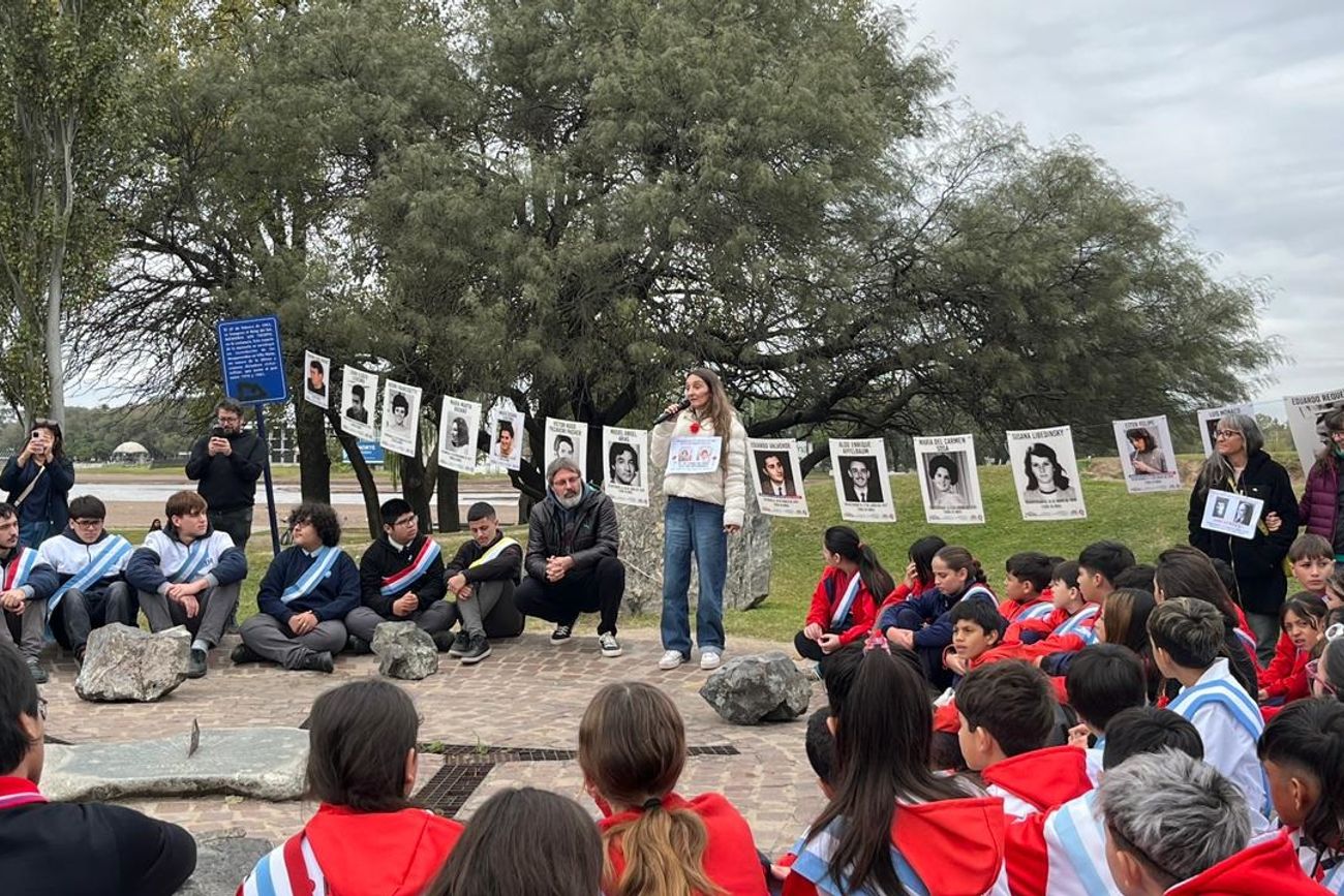 Acto en memoria de los desaparecidos villamarienses, tras hallazgos de restos en el centro de detención ilegal de La Perla. 