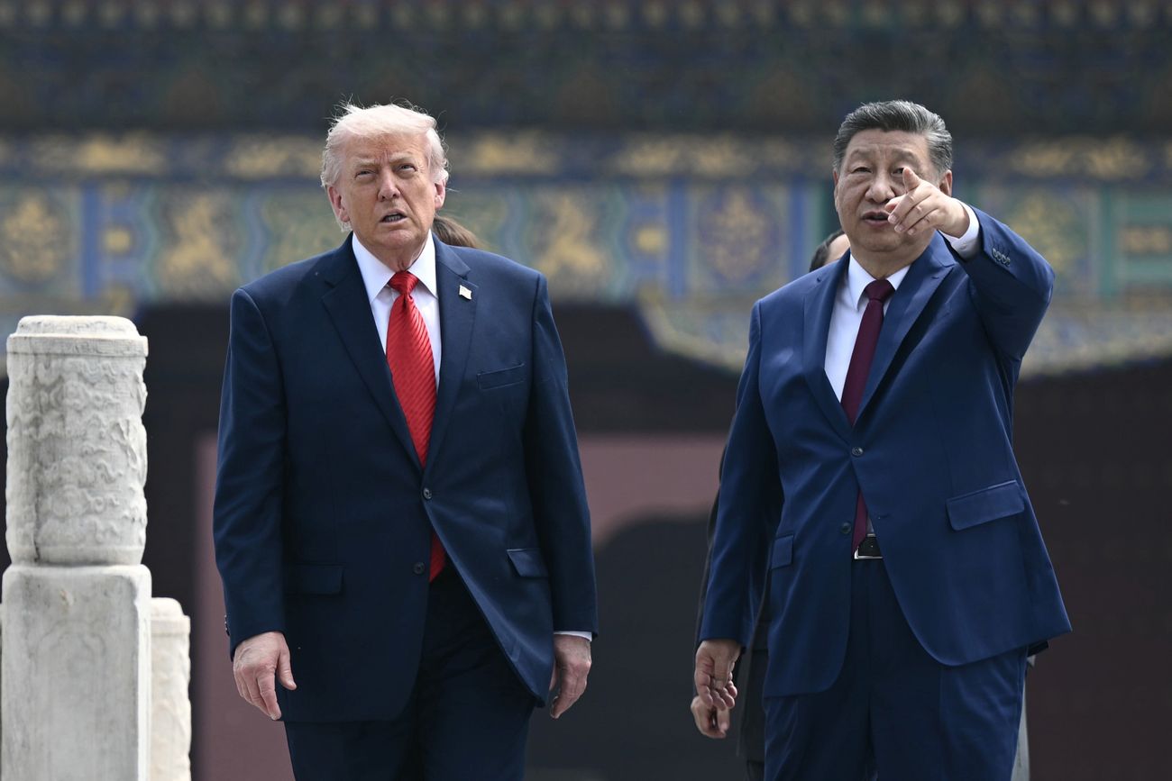 
El presidente de China, Xi Jinping, y el presidente de EE. UU., Donald Trump, a la izquierda, visitan el Templo del Cielo en Pekín el 14 de mayo de 2026. (Brendan Smialowski)
