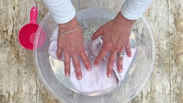 El vinagre blanco ayuda a neutralizar olores, suavizar telas y eliminar residuos acumulados en la ropa.