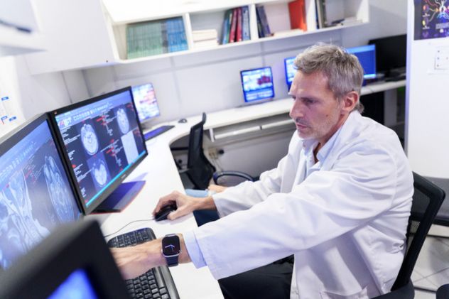 El equipo de Neurorradiología de Oulton cuenta con tecnología avanzada para estudiar funciones esenciales del cerebro en casos de alta complejidad.