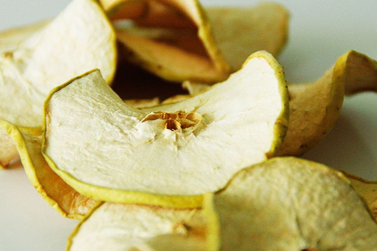 Cómo preparar manzana deshidratada: el snack saludable que gana popularidad  