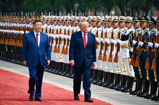 El presidente Donald Trump revisa las tropas junto al presidente de China, Xi Jinping, en el Gran Salón del Pueblo, el 14 de mayo de 2026, en Beijing. (Kenny Holston/The New York Times)