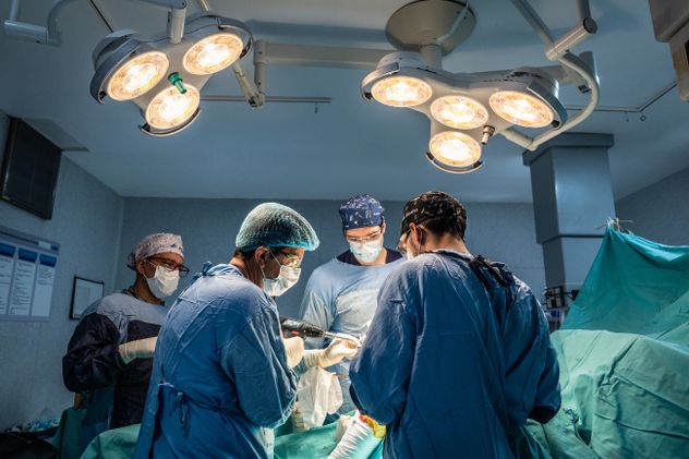 Se trata de un equipo de última generación, más ágil e intuitivo, que se integra de manera eficiente a la dinámica del quirófano y al trabajo del equipo quirúrgico.