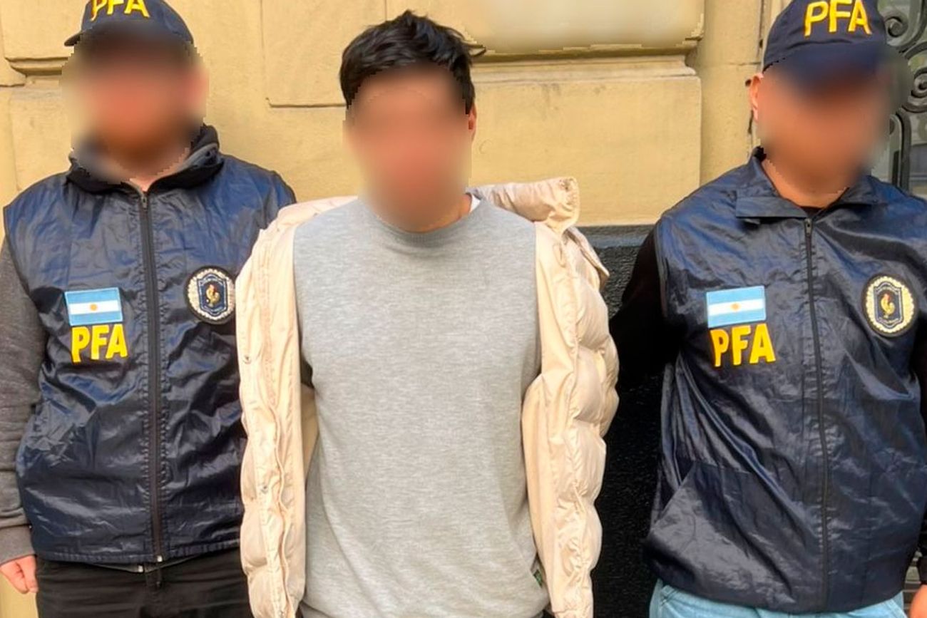 El sospechoso, al ser detenido. (PFA)