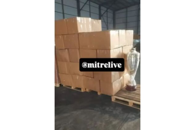 Las cajas de mudanza y la copa del Bailando de Italia que pertenece a Wanda Nara.