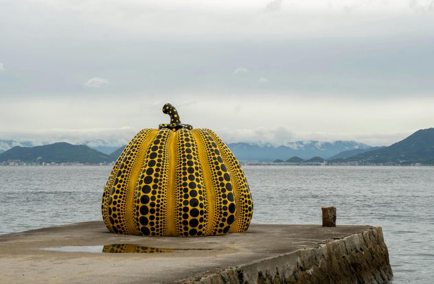 Al recorrer  Naoshima es imposible no toparse con la famosa "Calabaza" amarilla de Yayoi Kusama, que se ha convertido en un símbolo del lugar .