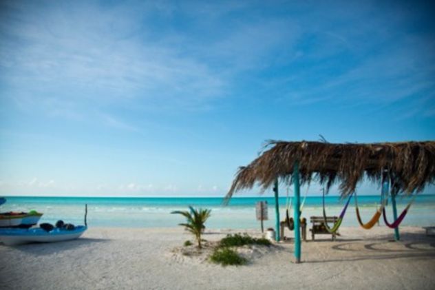 Holbox enamora con sus calles de arena, su ritmo lento y un entorno natural prácticamente virgen.