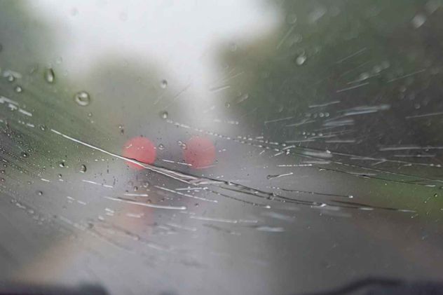 Qué son las líneas horizontales que aparecen en la luna trasera de coches, autobuses y camiones.