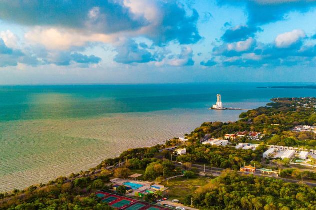 Chetumal combina historia, cultura maya y naturaleza en un entorno tranquilo frente a la bahía, ideal para descubrir otra cara del Caribe Mexicano.