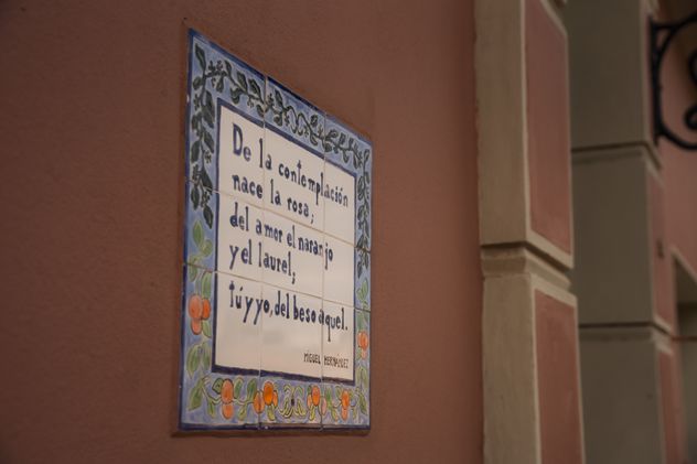 La mayólica con el poema de Miguel Hernández que se encuentra en la fachada de la casa.