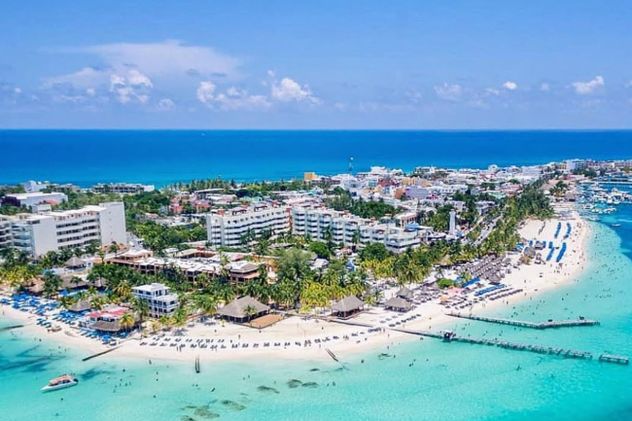 Isla Mujeres combina playas de aguas cristalinas, ambiente relajado y una amplia oferta de actividades náuticas frente al Caribe.