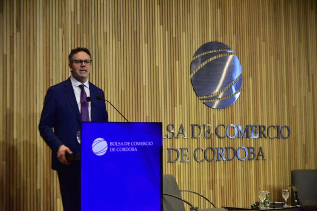 José Luis Daza participa de un nuevo ciclo de coyuntura en la Bolsa de Comercio de Córdoba.