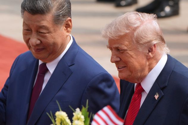 El presidente Donald Trump participa en una ceremonia de bienvenida con el presidente de China, Xi Jinping, en el Gran Salón del Pueblo, el 14 de mayo de 2026, en Pekín. (Mark Schiefelbein)
