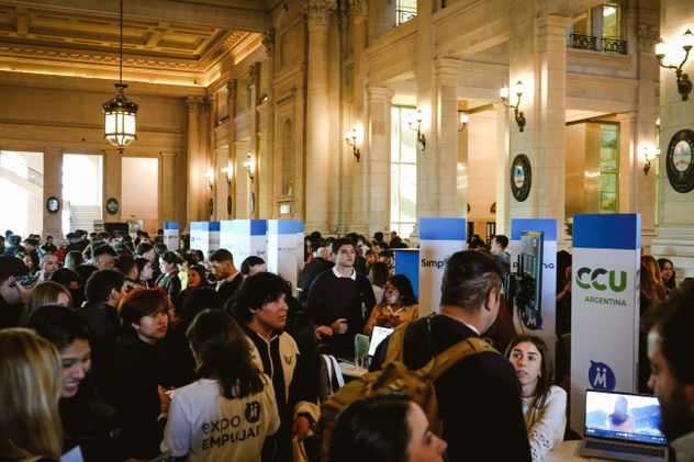 Empresas de distintos sectores realizaron entrevistas y dinámicas de inserción laboral durante la jornada.