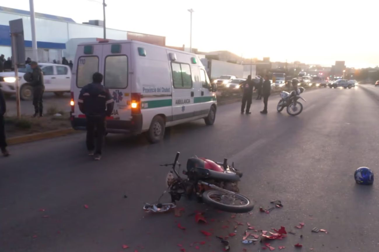 Siniestro vial: un motociclista resultó herido tras distraerse con una discusión ajena