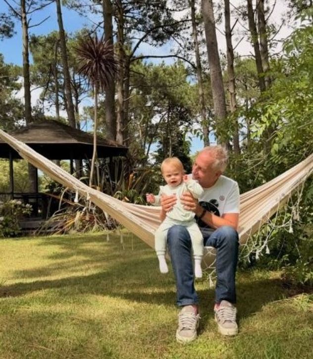 Así es la casa de Marley en Pinamar rodeada de bosque y estilo rústico.