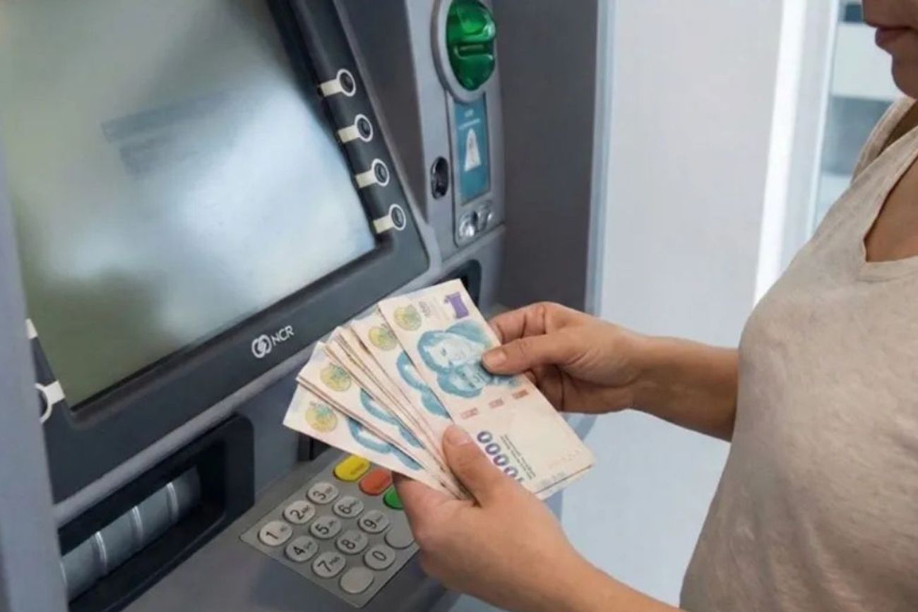 Deudas, ahorro en dólares y gastos: así gastarán su aguinaldo la mayoría de los argentinos.