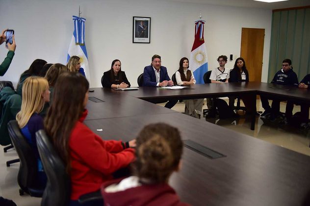 En la Legislatura, mesa de diálogo participativo sobre el uso de pantallas con alumnos de escuelas. 