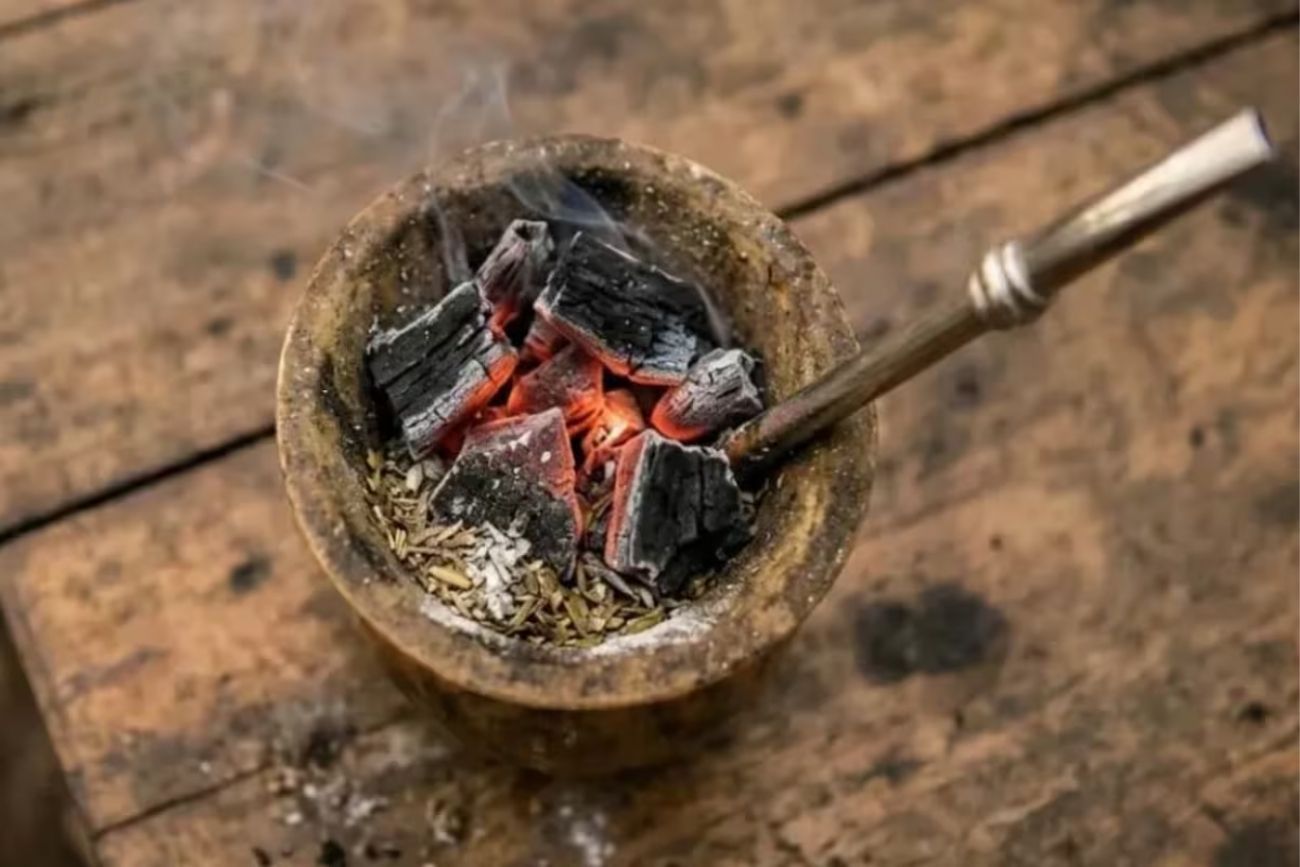 Qué pasa si ponés una brasa dentro del mate y para qué sirve.
