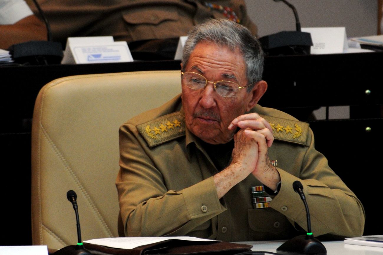 El presidente Raúl Castro participa el 21/12/2017 en una sesión de la Asamblea Nacional en La Habana, Cuba. El recinto anunció que prolongará dos meses la actual legislatura, que se extenderá hasta el 19 de abril de 2018. 