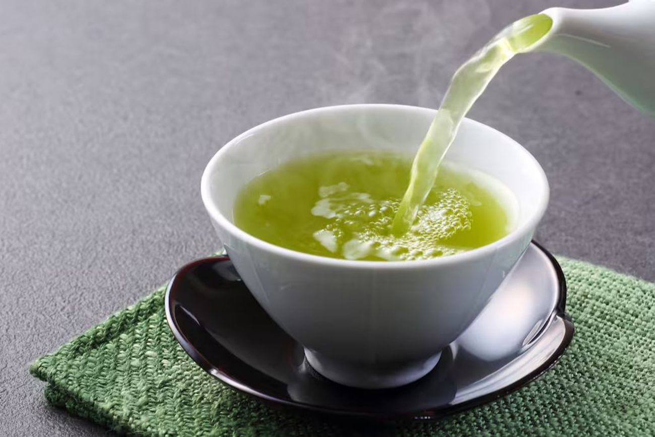 El té verde ganó popularidad por sus propiedades antioxidantes y por su posible aporte al control del colesterol y la mejora de la circulación sanguínea.