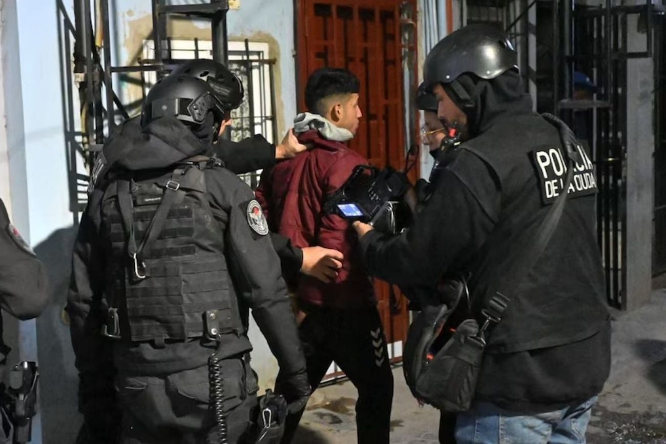 Operativo Tormenta Negra en villas porteñas: 27 detenidos, droga incautada, 4 búnkers clausurados y 25 comercios ilegales cerrados.