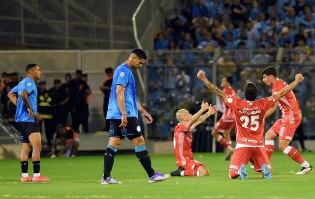 La imagen del final en Rosario el año pasado, cuando el Bicho le "arrebató" la semifinal de la Copa Argentina al Pirata.
