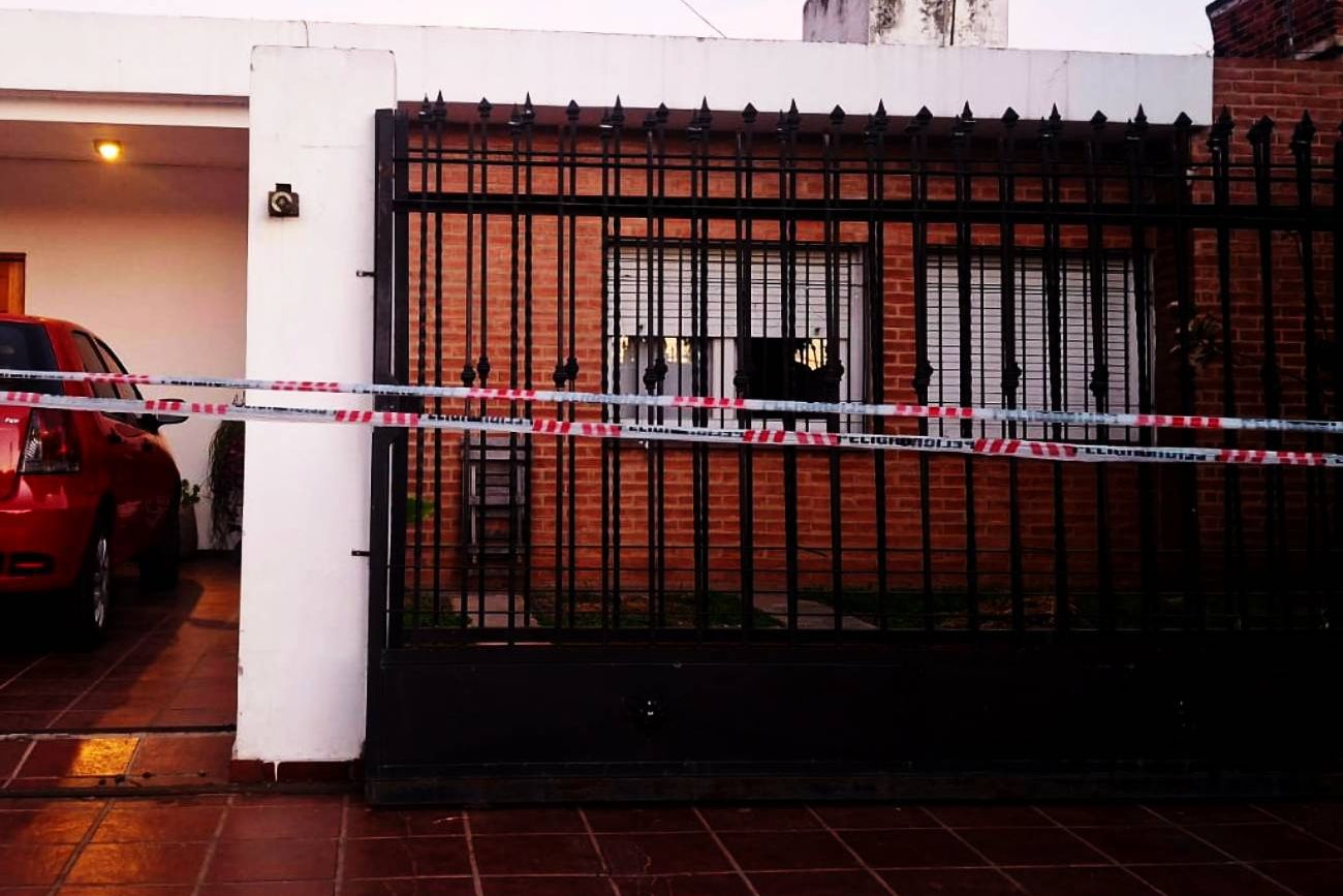 Tragedia en barrio Altos de Vélez Sársfield: murió una niña tras caerle un portón encima.
